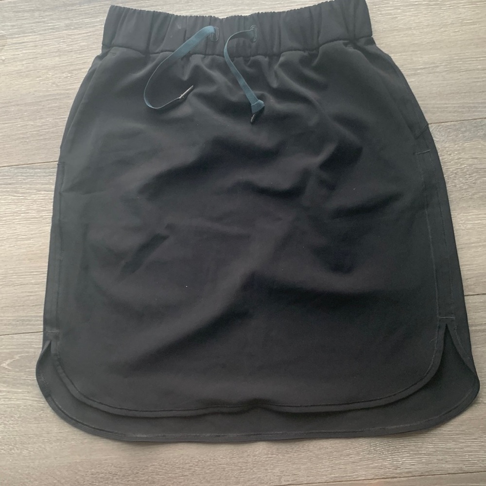 Women’s lululemon skirt-black and size 4
